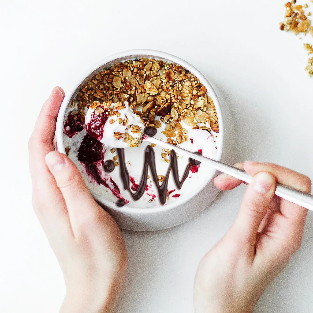 Desayuno vegano de un gran bol con avena, fruta, soja... 